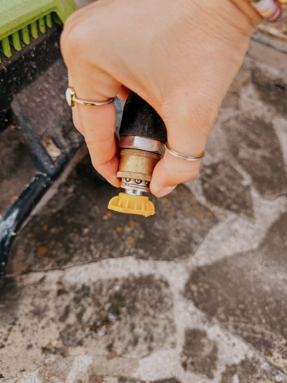 close up of nozzle connector for pressure washer trigger gun