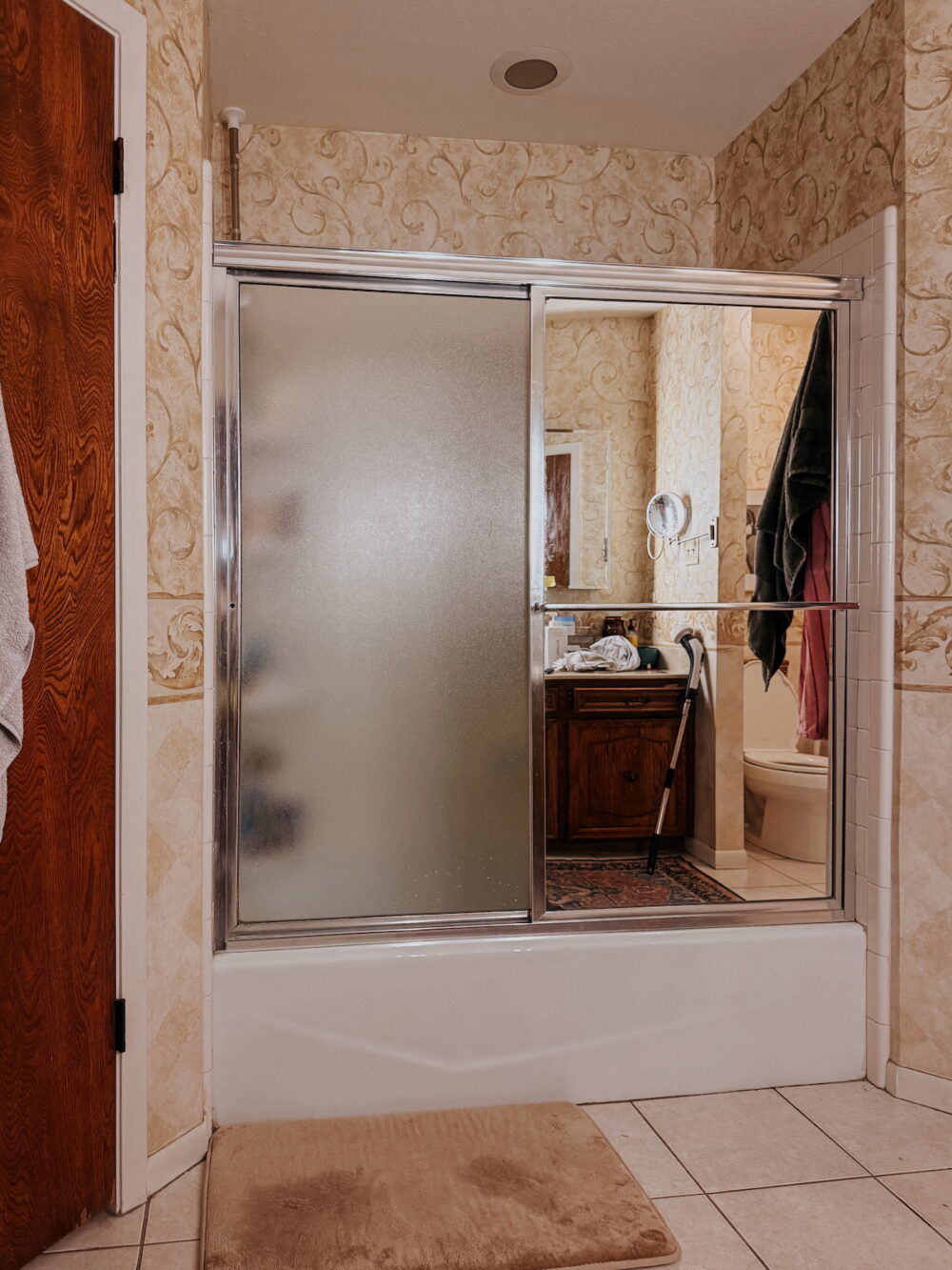 1970's style bathroom with wallpaper