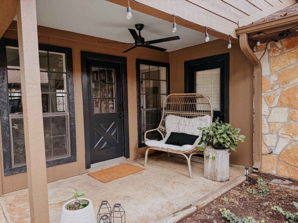 small patio with black trim and a blue ceiling