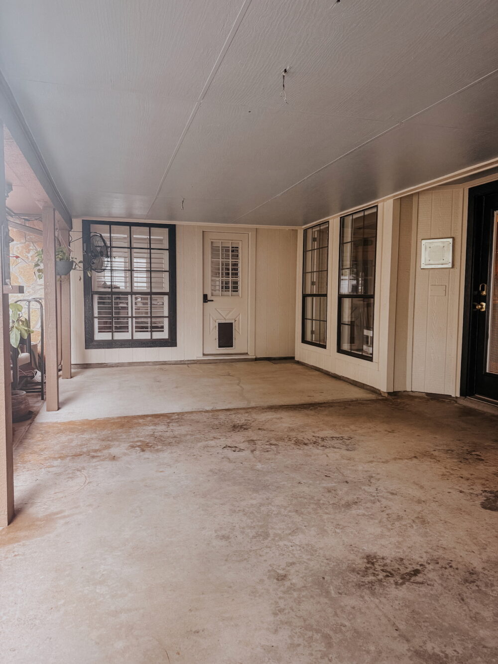patio with blue painted ceiling