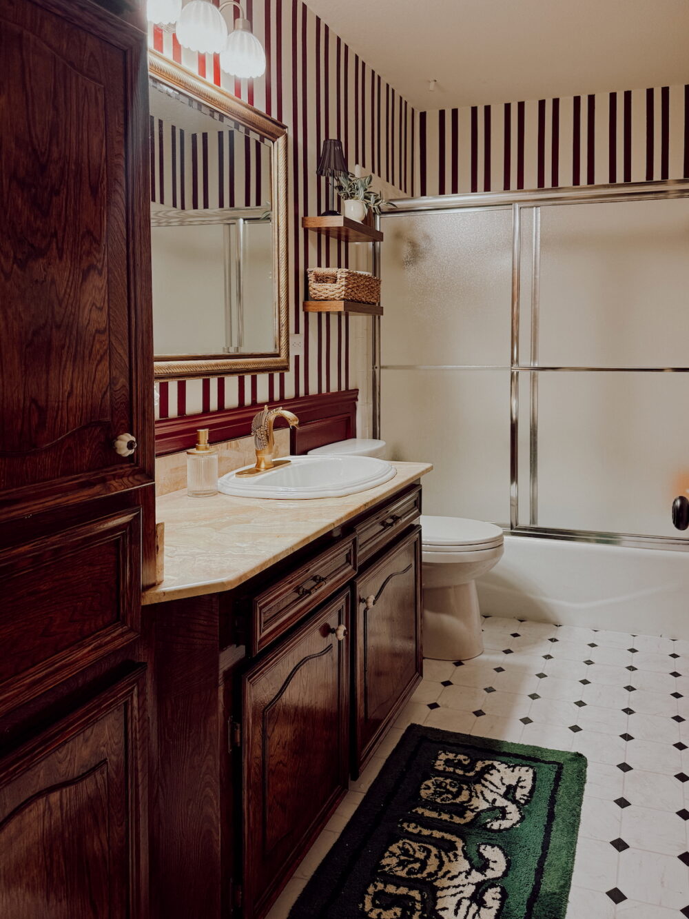 small bahtorom with red stripes and vintage touches